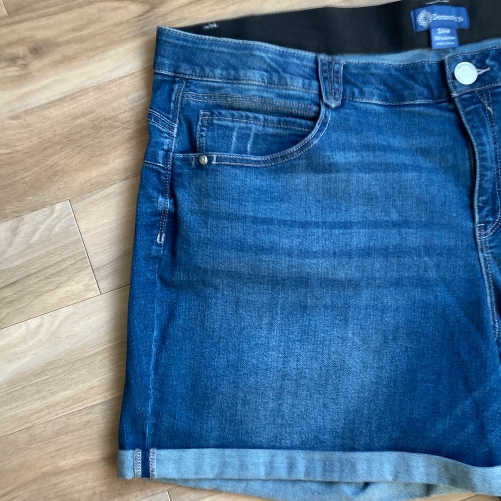 Democracy cuffed jean short w slimming panels & stretch distressed details 24W - Picture 6 of 17